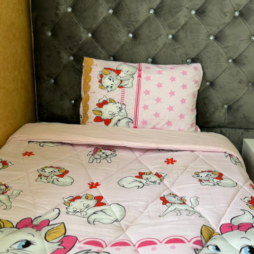 Couvre-lit Enfant “Petit Chat Mignon” – Rose Douceur