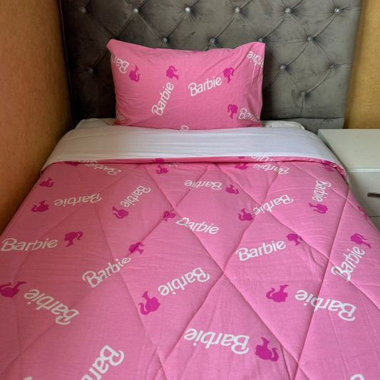 Couvre-lit Enfant “Barbie” – Rêves de Princesse ✨🩷