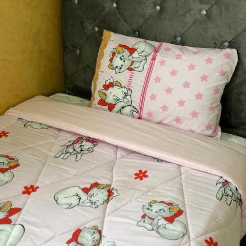 Couvre-lit Enfant “Petit Chat Mignon” – Rose Douceur