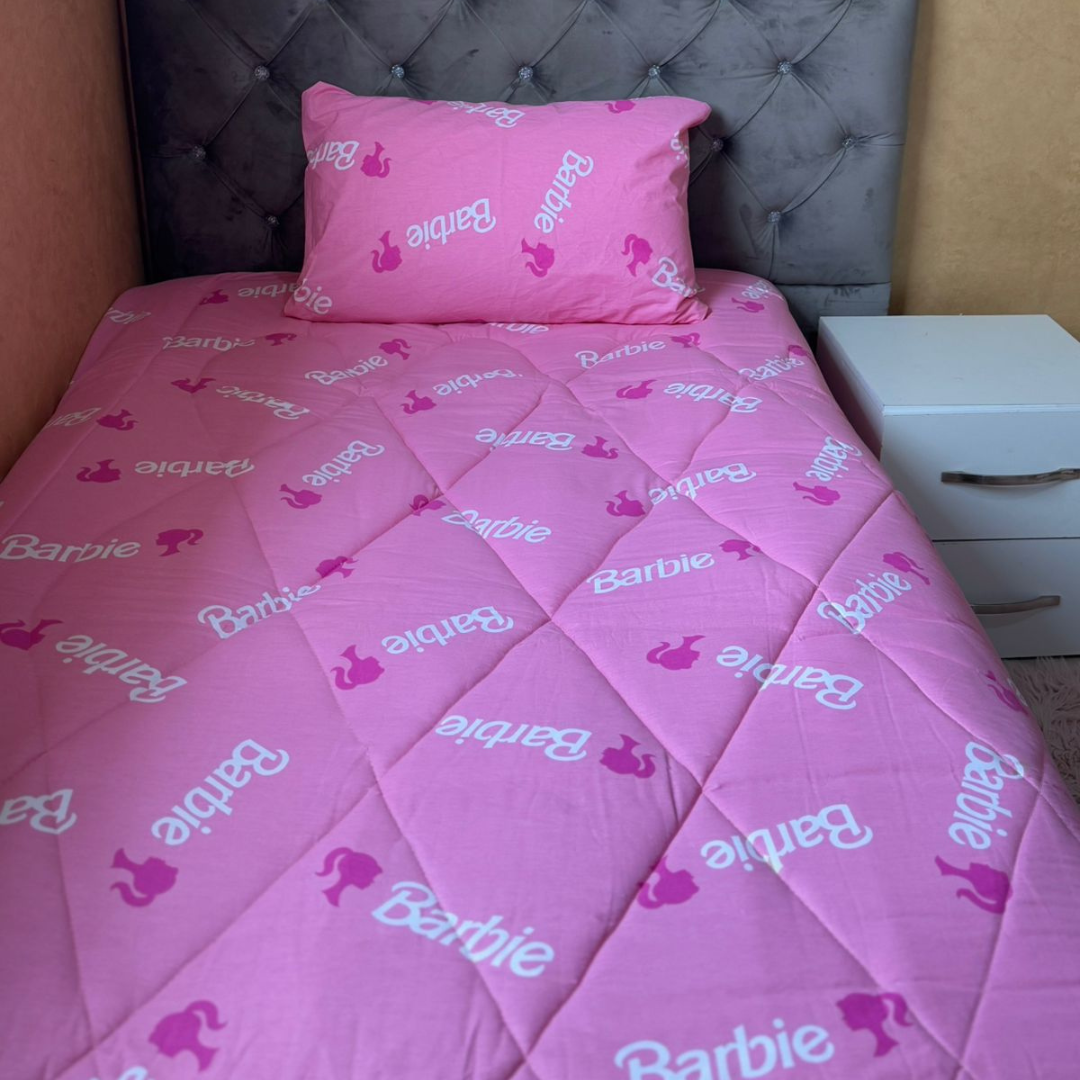 Couvre-lit Enfant “Barbie” – Rêves de Princesse ✨🩷