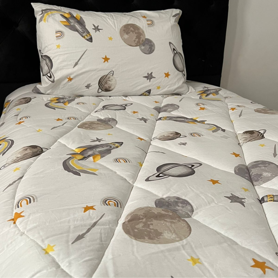 Couvre-lit Enfant “Aventure Spatiale” – Thème Astronaute