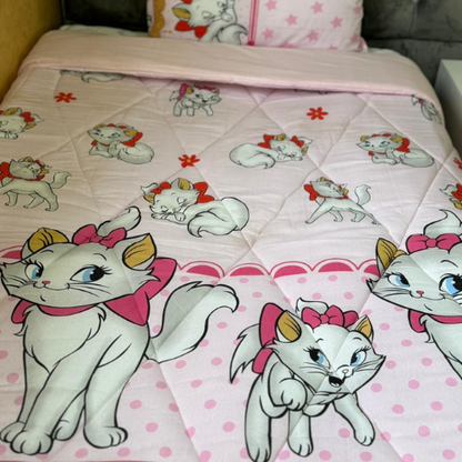 Couvre-lit Enfant “Petit Chat Mignon” – Rose Douceur